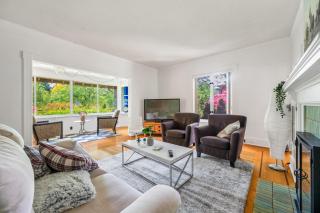 A Picturesque room surrounded by flowers with share spaces - Vancouver - 9