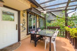 A Picturesque room surrounded by flowers with share spaces - Vancouver - 2