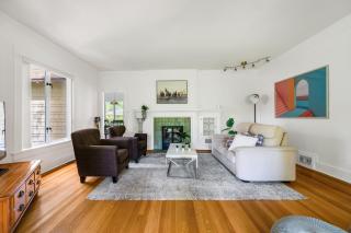 A Picturesque room surrounded by flowers with share spaces - Vancouver - 8