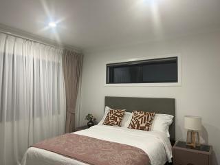 Brand New 2-Bedroom Retreat in Quiet Cul-de-Sac - Hamilton - 4