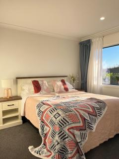 Brand New 2-Bedroom Retreat in Quiet Cul-de-Sac - Hamilton - 5