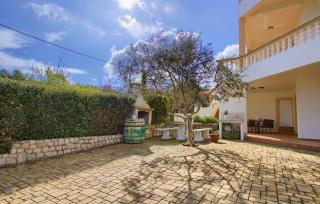 Beautiful Apartment In Lukoran With Wifi - 5