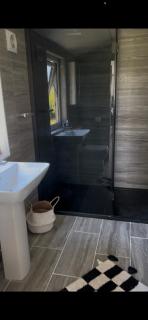 Luxury hot tub lodge in the heart of Pembrokeshire - Haverfordwest - 7