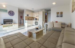 3 Bedroom Lovely Apartment In Medulin - 9
