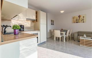 3 Bedroom Lovely Apartment In Medulin - 7