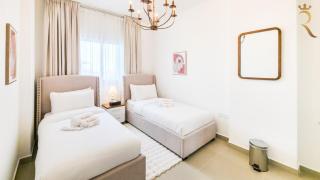 Al Reef Elite 3BR - Luxury Stay with Pool Access Near Al Reef Beach & Marina - Abu Dhabi - 1