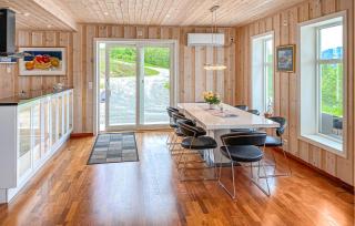 5 Bedroom Nice Home In Eidsvåg I Romsdal - Eidsvåg - 5