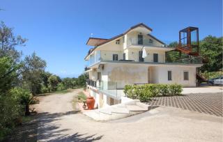 2 Bedroom Lovely Apartment In Agropoli - 4