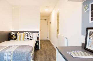 Student Only Bronze Studio Upper Level White City - 0