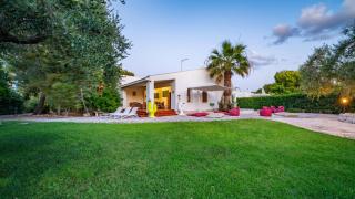 Villa Giglio with Garden and Mini Pool by Rentbeat - Rosa Marina - 2