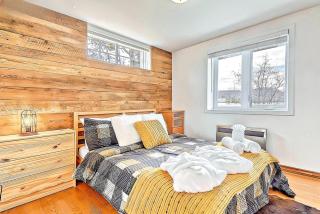 2-Bedroom Waterfront Chalet with Hot Tub, Dock, Kayaks & Games, Near Mont-Tremblant - 4