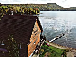 2-Bedroom Waterfront Chalet with Hot Tub, Dock, Kayaks & Games, Near Mont-Tremblant - 2