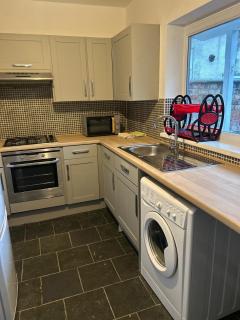 Contractor and Family Cozy Home Sleeps 7 Free Parking - Grimsby - 5
