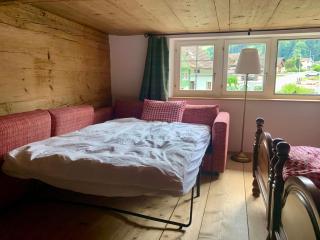 Gemütliches Chalet-Zimmer in Swiss Historic Holidays Rosalie - Brunnadern - 9