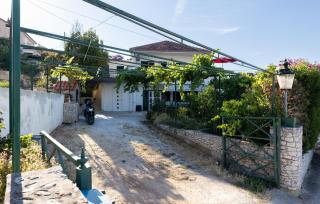 3 Bedroom Cozy Home In Slatine - 1