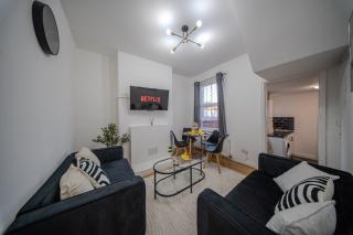 The Hampden House - Sleeps 7 - Grays Thurrock - 0
