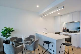 Spacious 2bed 2bath Apartment with City Views - 3