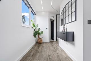 Stunning Penthouse-Style 2-Bed Uxbridge - 4