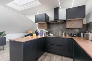 Stunning Penthouse-Style 2-Bed Uxbridge - 3