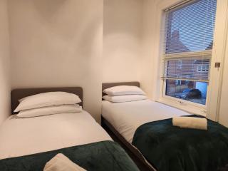 Home In Worcester - With Free Parking - Henwick - 8