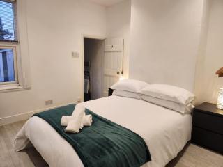 Home In Worcester - With Free Parking - Henwick - 6