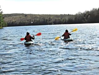 4BR Chalet with Spa, Sauna, Kayaks & Games, Lakefront Stay - 1