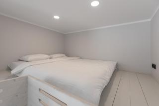 Beautiful Old Town Loft - 8