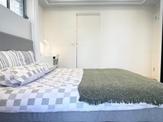 Cozy Room with Private Bathroom, Toilet and Balcony Close to Train Station and Airport - Revesby - 8