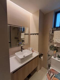 Favorite Staycation by Janice - Modern Comfort Near Airport - 4