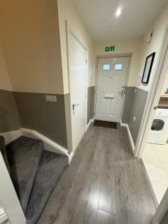 Spacious 3-Bed House - Sleeps 8 Garden & Parking - Peterborough - 4