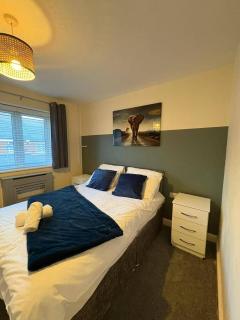 Spacious 3-Bed House - Sleeps 8 Garden & Parking - Peterborough - 1