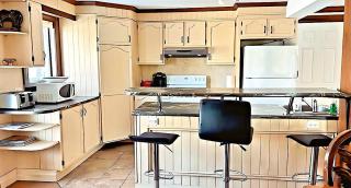 Lakefront Chalet with Private Spa, Dock, Games Room & Beach, Near Montreal - La Minerve - 5