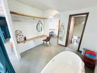 501MSNK Luxe Studio with Balcony and Tub - Kon Rung (1) - 4