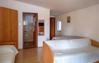 Gorgeous Apartment In Zukve - 4