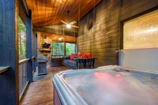 Broken Bow 1BR Romantic Cabin, Hot Tub, Fireplace, Cozy Stay - 8