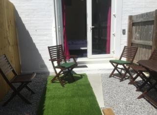 BARBIE HOUSE , 2 Bedroom Garden Apartment with Private Car Space , Opposite Paignton Pier , 2 Double Beds , 2 Single beds Kitchen & Air Fryer , Reception to Help you - 2