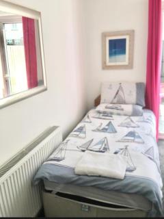 BARBIE HOUSE , 2 Bedroom Garden Apartment with Private Car Space , Opposite Paignton Pier , 2 Double Beds , 2 Single beds Kitchen & Air Fryer , Reception to Help you - 1
