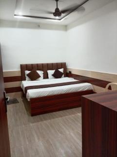 Madhsudan Dham Hotel - 1