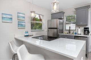 Cozy Queen Bed Retreat, Steps to Downtown, 7 Mins to Beach - New Port Richey - 1
