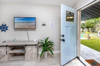 Cozy Queen Bed Retreat, Steps to Downtown, 7 Mins to Beach - 5