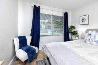 1 Block to Downtown - 7 min to beach - King bed & Free parking - 3