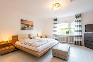 Ferienhaus Robbenglück Ruhe und Meerluft in Tossens Platz für bis zu 10 Personen Familien Paare und Freunde zwei Wohnungen EG und OG mit Garten und Terrasse etwa 2 km bis zum Deich - 4