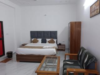 Hotel Shri Awadh Inn Ayodhya - 0