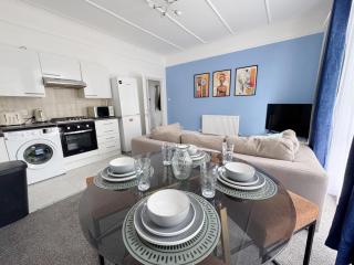 Prime Central London 2-Bed by Shops & Transport - 9