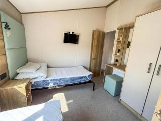 Stunning 3 Bedroom Lodge With Decking Wifi In Essex Ref 44036G - Great Oakley - 2