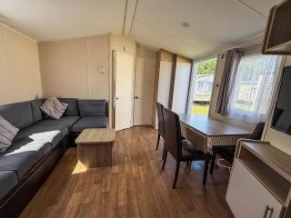 Dog Friendly 10 Berth Caravan At Dovercourt Holiday Park In Essex Ref 44606J - 2