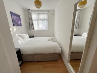 Bright 2BR Flat in West London with Outdoor Space - 8