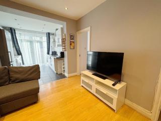 Bright 2BR Flat in West London with Outdoor Space - Londra - 6