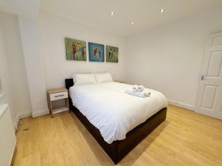 Bright 2BR Flat in West London with Outdoor Space - Londra - 5