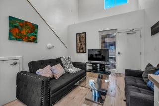 Hollywood Stylish 1-Bedroom Loft with Balcony, Parking & Laundry - 4